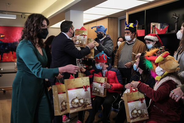 Χριστουγεννιάτικα κάλαντα σε Σακελλαροπούλου, Μητσοτάκη, Τσίπρα -Κάλαντα από παιδιά, βρακοφόροι και κλαρίνα στο Προεδρικό