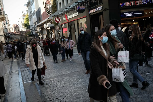 Οι Αθηναίοι βγήκαν για ψώνια: Κοσμοσυρροή στην Ερμού- Ουρές έξω από τα καταστήματα