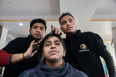 «Είναι τόσο λυτρωτικό»: Το πρώτο κομμωτήριο της Ινδίας που διευθύνουν τρανς άνδρες