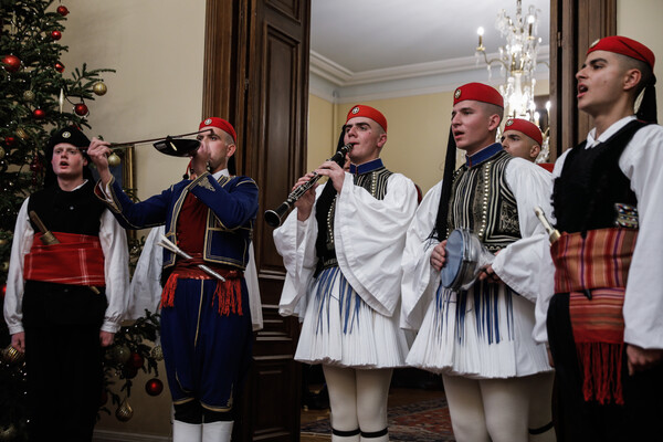 Χριστουγεννιάτικα κάλαντα σε Σακελλαροπούλου, Μητσοτάκη, Τσίπρα -Κάλαντα από παιδιά, βρακοφόροι και κλαρίνα στο Προεδρικό