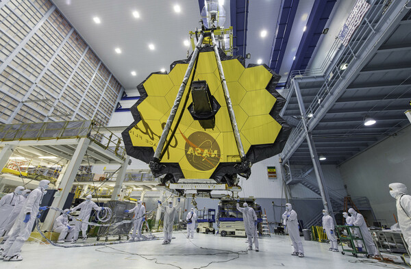 Το τηλεσκόπιο James Webb γράφει ιστορία: Σήμερα η εκτόξευση- Το πιο εξελιγμένο που έχει σταλεί στο διάστημα