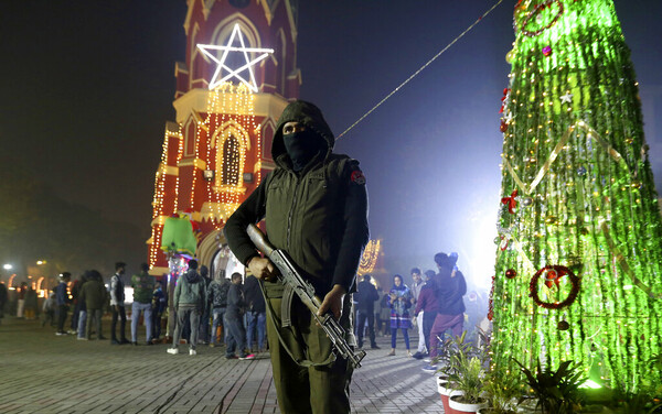 In pictures: World celebrates Christmas