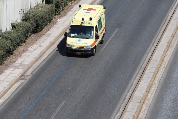 Ασθενοφόρο του ΕΚΑΒ στον δρόμο