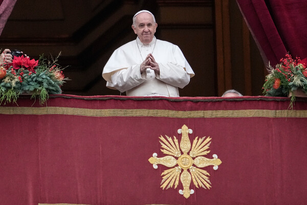 Ο Πάπας Φραγκίσκος σε μπαλκόνι το Βατικανό