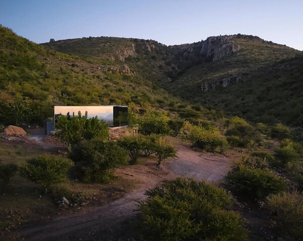 Το σπίτι-καθρέπτης στο Μεξικό –Αντανακλά τη φύση, μοιάζει να εξαφανίζεται
