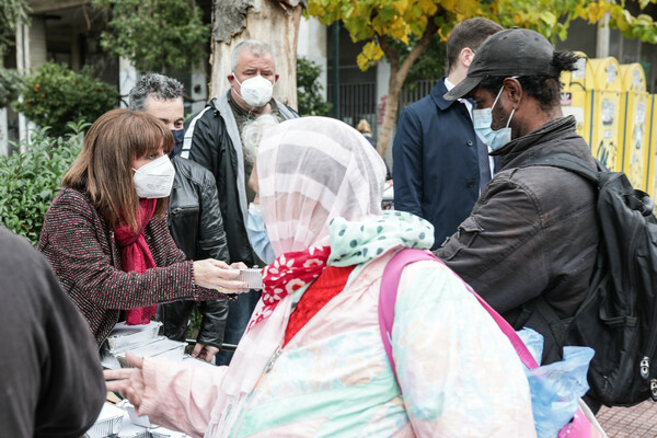 Η πρόεδρος της Δημοκρατίας μοίρασε φαγητό μαζί με την κοινωνική κουζίνα «Ο Άλλος Άνθρωπος»