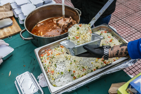 Η πρόεδρος της Δημοκρατίας μοίρασε φαγητό μαζί με την κοινωνική κουζίνα «Ο Άλλος Άνθρωπος»