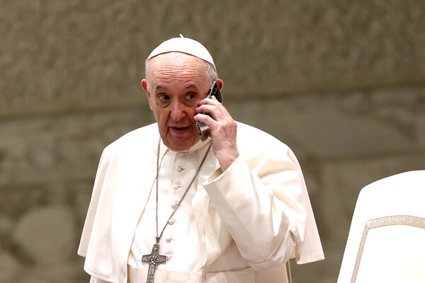 Η «συγγνώμη» και άλλες δύο λέξεις σώζουν τον γάμο, σύμφωνα με τον Πάπα Φραγκίσκο