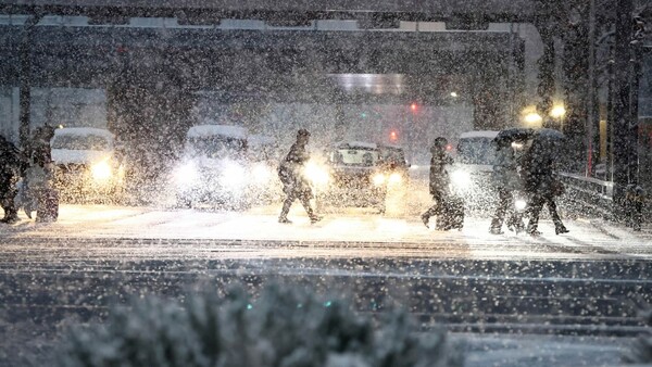 Ιαπωνία: Ακυρώσεις πτήσεων, μπλακάουτ και χάος στις μεταφορές από τη σφοδρή χιονόπτωση