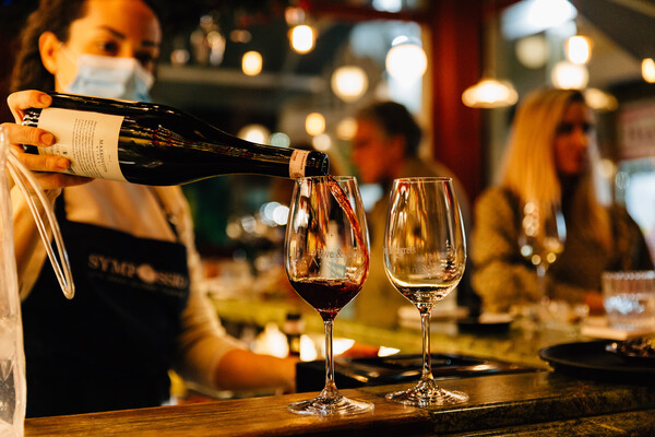 10 χρόνια Ηeteroclito: Το wine bar του κέντρου που μας έμαθε τι πάει να πει φυσικό κρασι