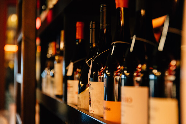 10 χρόνια Ηeteroclito: Το wine bar του κέντρου που μας έμαθε τι πάει να πει φυσικό κρασι