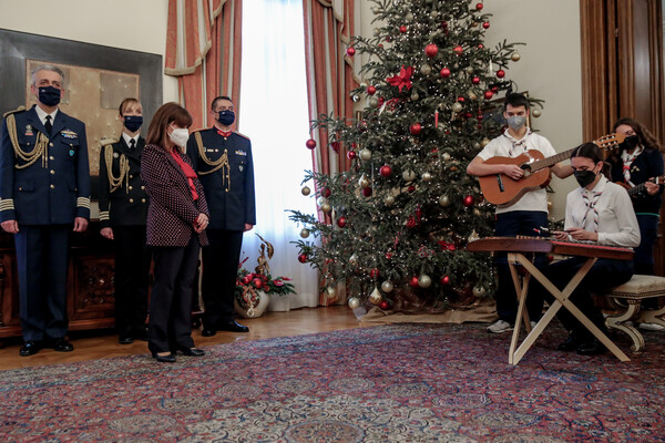 Πρωτοχρονιάτικα κάλαντα και μαντινάδες στην πολιτειακή και πολιτική ηγεσία 