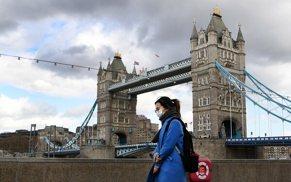 Γυναίκα περπατά στο Λονδίνο