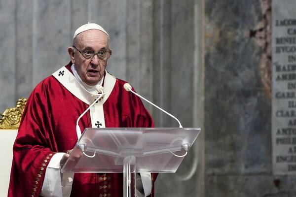 Βατικανό: Στην τελευταία λειτουργία του έτους ο Πάπας Φραγκίσκος έπλεξε το εγκώμιο όσων αγωνίστηκαν κατά της πανδημίας
