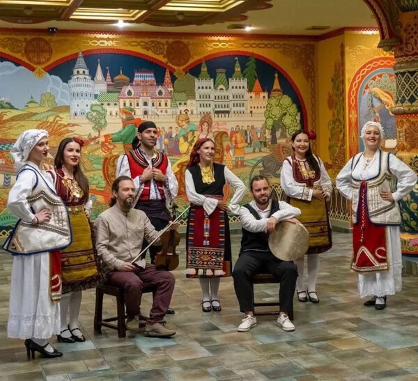 «Ένας κόσμος- μια αγάπη- ένας χορός»: Έλληνες από διάφορες γωνιές του πλανήτη ενώθηκαν λίγο πριν το 2022