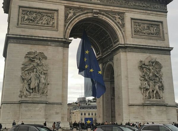 Γαλλία: Μετά τις αντιδράσεις κατέβασαν την σημαία της ΕΕ από την Αψίδα του Θριάμβου