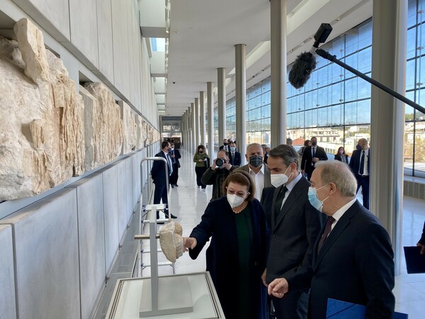 Δέκα θραύσματα του Παρθενώνα αποδόθηκαν από το Εθνικό Αρχαιολογικό Μουσείο στο Μουσείο Ακρόπολης