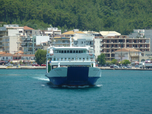 Μέλη του ferry boat «Ελευθέριος» έσωσαν σκύλο που βρέθηκε στη θάλασσα