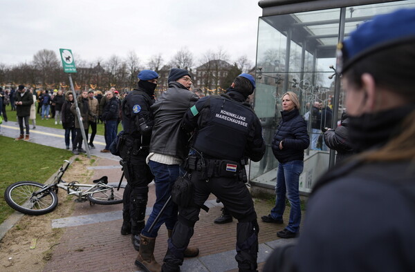 Ολλανδία: Αστυνομικός σκύλος επιτίθεται και δαγκώνει με μανία διαδηλωτή