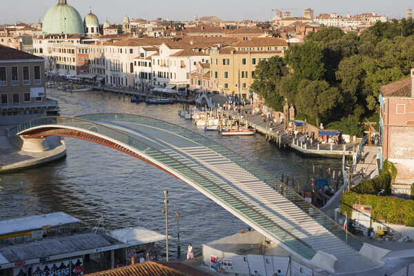 Η Βενετία αλλάζει την επιφάνεια σε γέφυρα του Καλατράβα- Γίνονται ατυχήματα λόγω ολισθηρότητας