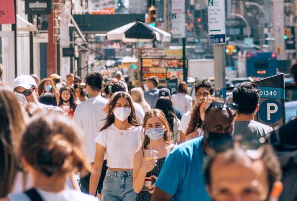 Όμικρον: Μικρότερες πιθανότητες να μεταδώσουν τον ιό όσοι έχουν λάβει τρίτη δόση