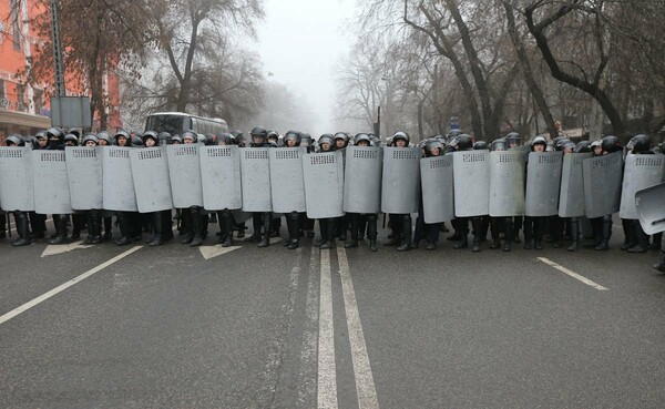 Χάος στο Καζακστάν: Στις φλόγες δημόσια κτήρια, διαδηλώσεις και συλλήψεις μετά την παραίτηση της κυβέρνησης