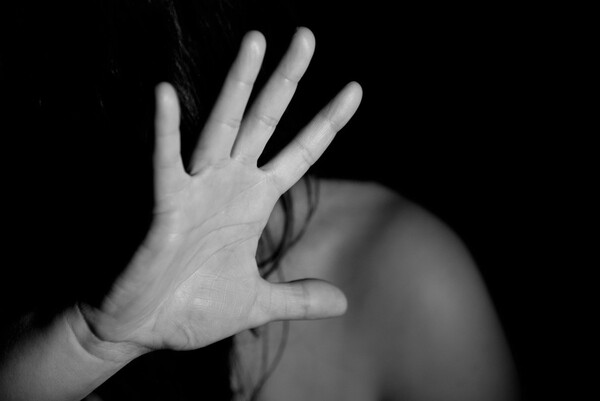 Στοιχεία της ΕΛ.ΑΣ.: 5.705 γυναίκες και 1.990 άντρες θύματα ενδοοικογενειακής βίας το 2021