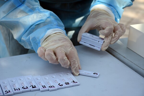 Υπουργείο Εργασίας: Αρκεί το θετικό rapid test για να θεωρείται δικαιολογημένα απών o εργαζόμενος