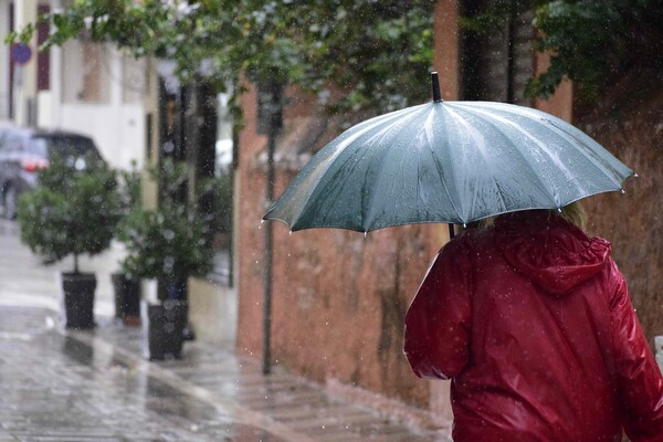 Καιρός: Βροχές και σποραδικές καταιγίδες, μικρή πτώση της θερμοκρασίας