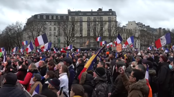 «Εμείς θα σε τσαντίσουμε»- Αντιεμβολιαστές στη Γαλλία απαντούν στο Μακρόν με διαδηλώσεις