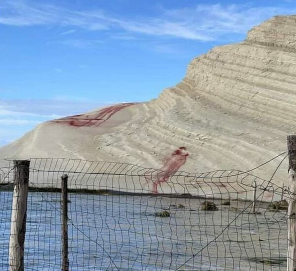 Άγνωστοι βανδάλισαν με κόκκινη μπογιά τη φημισμένη λευκή παραλία Scala dei Turchi της Σικελίας 