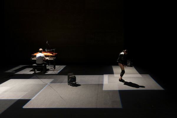 Η χορογράφος Λενιώ Κακλέα παρουσιάζει το έργο του Τζον Κέιτζ Sonatas et Interludes στο Bourse de Commerce