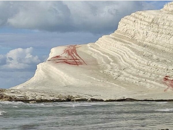Άγνωστοι βανδάλισαν με κόκκινη μπογιά τη φημισμένη λευκή παραλία Scala dei Turchi της Σικελίας 