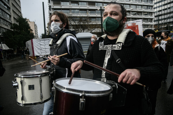 Καλλιτέχνες πραγματοποίησαν συγκέντρωση διαμαρτυρίας - Ζητούν επαρκή μέτρα στήριξης