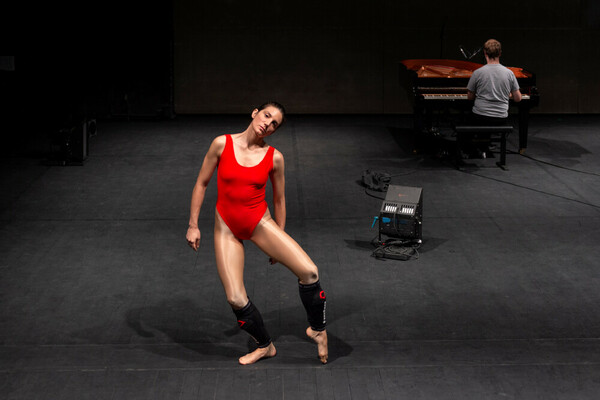 Η χορογράφος Λενιώ Κακλέα παρουσιάζει το έργο του Τζον Κέιτζ, Sonatas et Interludes, στο Bourse de Commerce