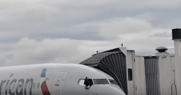 Μυστήριο λίγο πριν από πτήση: Επιβάτης που εισέβαλε στο πιλοτήριο αεροσκάφους - Προκάλεσε ζημιές