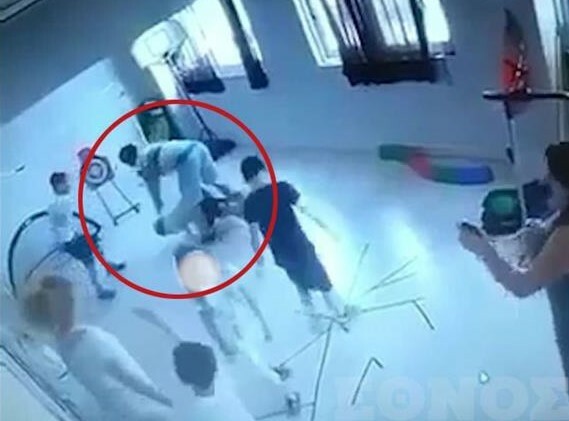 Βίντεο ντοκουμέντο με φυσιοθεραπευτή που κλωτσά και χτυπά ανήλικο ΑμεΑ – Παρέμβαση εισαγγελέα