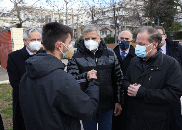 Διπλώματα οδήγησης: «Έπιασε» τιμόνι ο πρώτος 17άρης οδηγός -Παρών στην εξέτασή του ο Καραμανλής