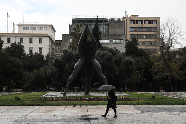 Αυξήθηκε κατά μία δεκαετία η διάμεση ηλικία των νέων κρουσμάτων - Τι δείχνει νέα μελέτη για την Όμικρον