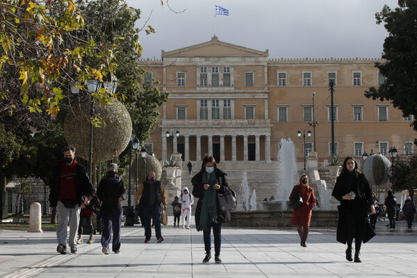 Κόσμος περπατά στην πλατεία Συντάγματος