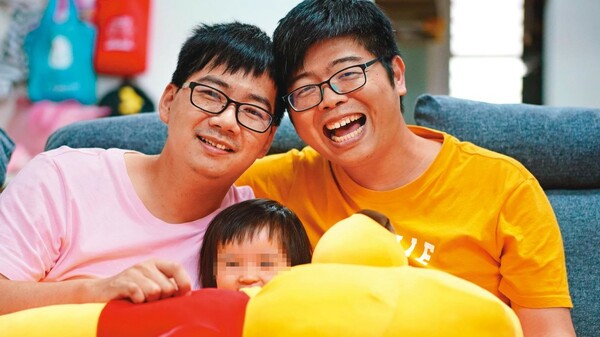 Ταιβάν: Ομόφυλο ζευγάρι έγινε το πρώτο στη χώρα που υιοθέτησε νόμιμα παιδί