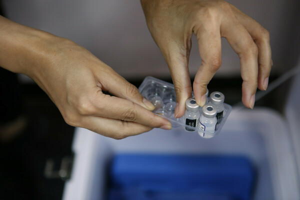 Κορωνοϊός: Διευκρινίσεις για τους άνω των 60 ετών που έχουν εμβολιαστεί στο εξωτερικό