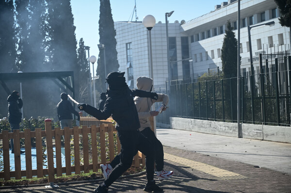 Επεισόδια έξω από το υπουργείο Παιδείας- Στη συγκέντρωση μαθητών και εκπαιδευτικών