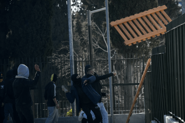 Επεισόδια έξω από το υπουργείο Παιδείας- Στη συγκέντρωση μαθητών και εκπαιδευτικών