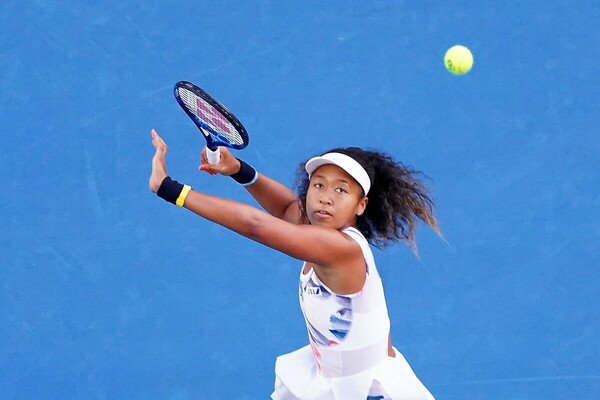 Η Ναόμι Οσάκα παίζει τένις
