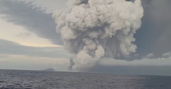 Τόνγκα: Έκρηξη ηφαιστείου –Προειδοποίηση για τσουνάμι