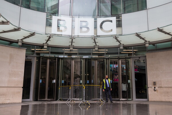 Βρετανικά ΜΜΕ: Η κυβέρνηση θα διακόψει τη χρηματοδότηση του BBC