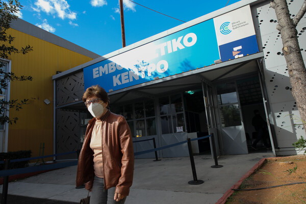 Πρόστιμα 100 ευρώ σε ανεμβολίαστους άνω των 60 ετών - Οι λόγοι απαλλαγής από τον υποχρεωτικό εμβολιασμό