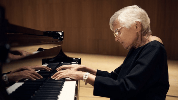 Η πιανίστρια Ρουθ Σλετζίνσκα θα κυκλοφορήσει νέο άλμπουμ σε ηλικία 97 ετών