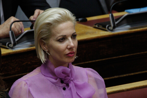 Η Κατερίνα Μονογυιού με ροζ πουκάμισο